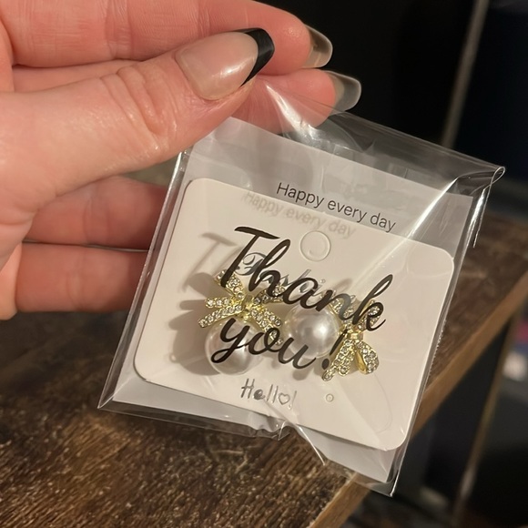 Rhinestone Bow & Faux Pearl Design Stud Earrings NEW - Picture 7 of 7